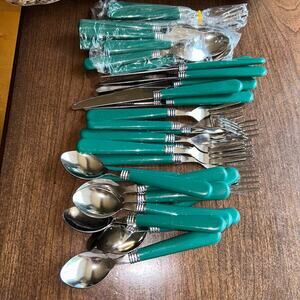 35 piece set Gibson Stainless Green GIA1 Poinsettia